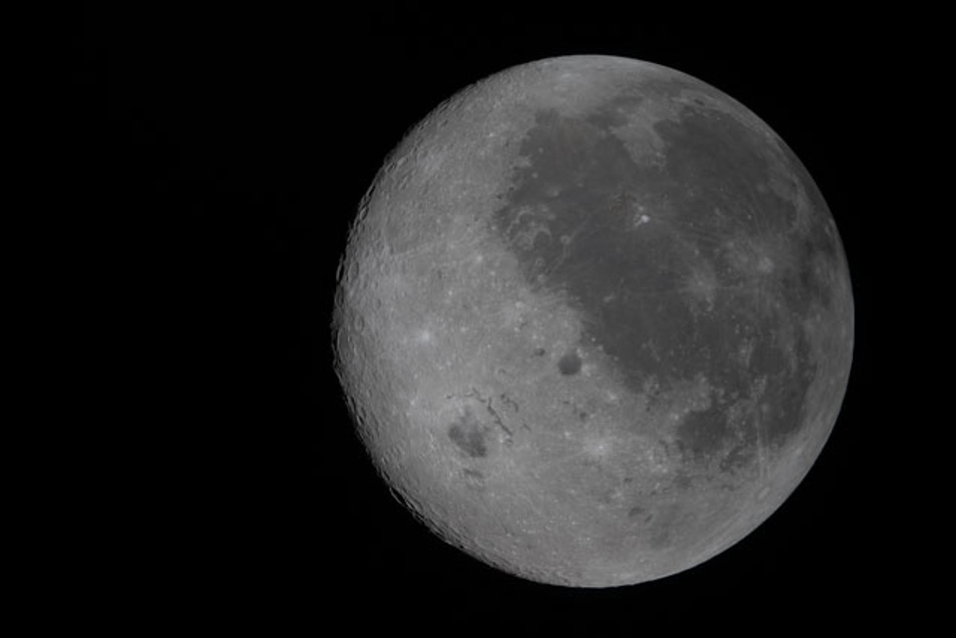 Nombran un cráter de la Luna en honor a la esposa fallecida del comandante de Artemis II
