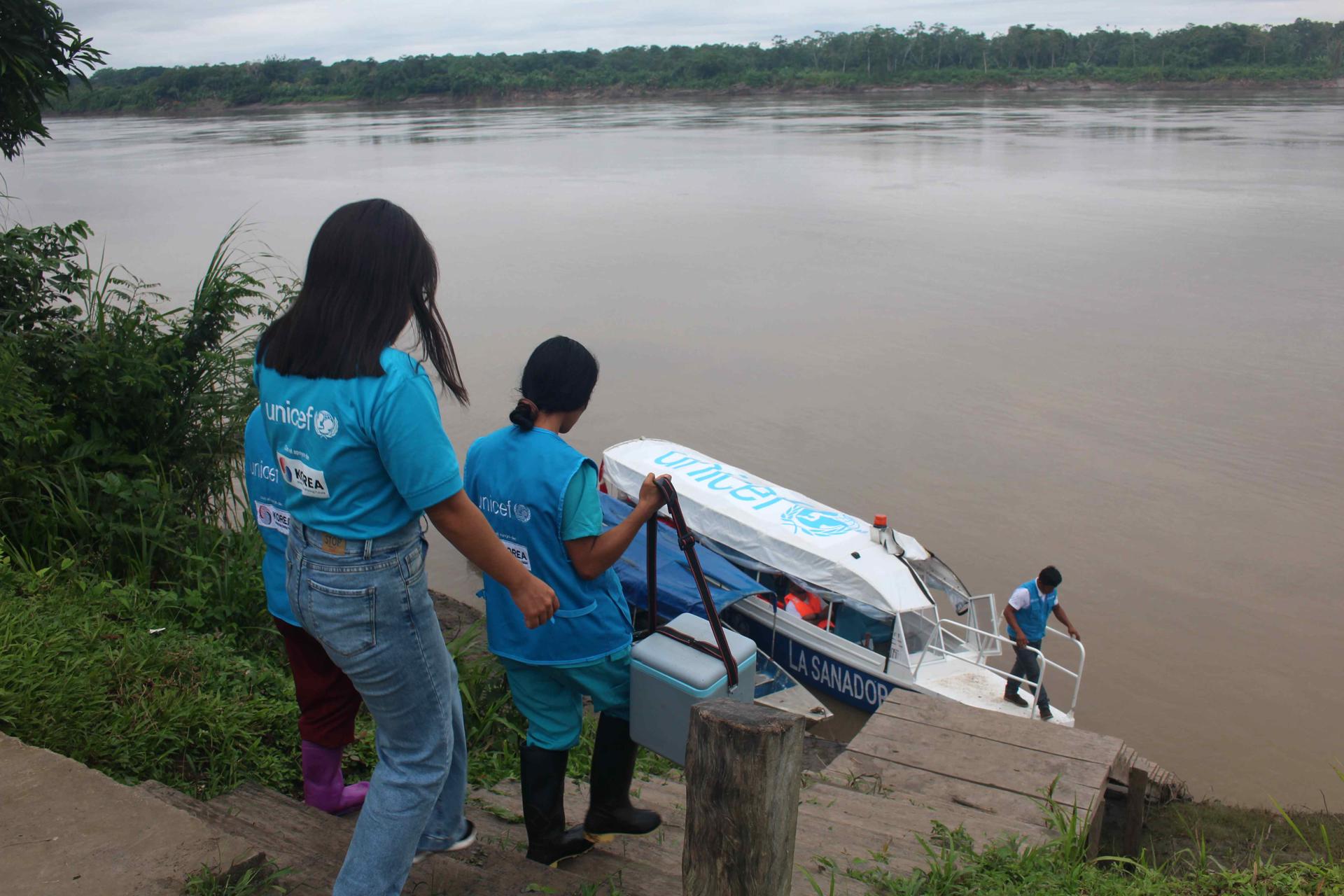 La lancha que recorre ríos de la Amazonía peruana para cuidar a los niños de la selva