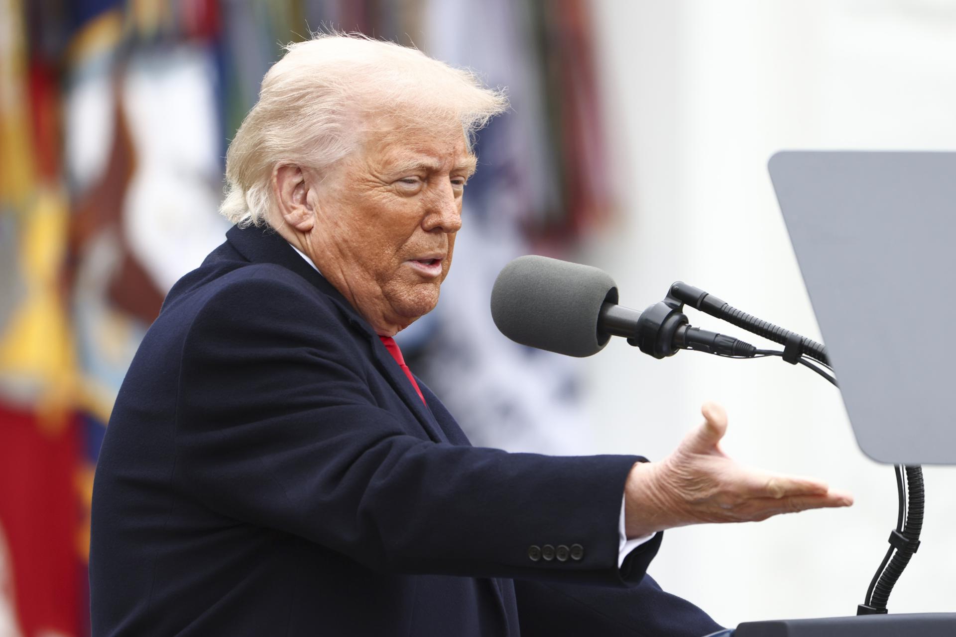Donald Trump impone un arancel global del 10 % y más gravámenes a algunos países