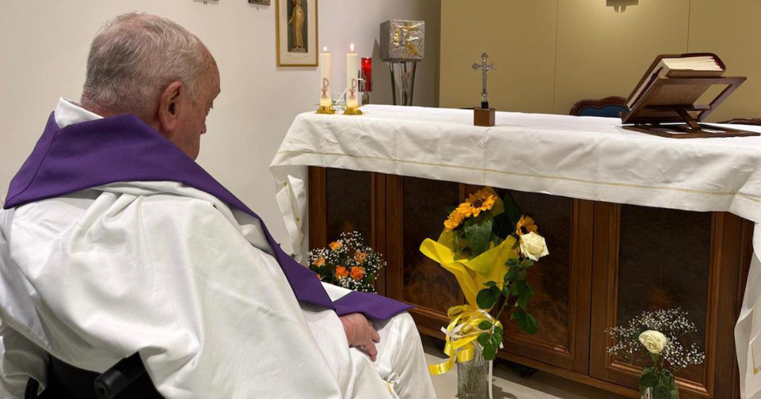 El Vaticano difunde la primera foto del papa Francisco desde su hospitalización