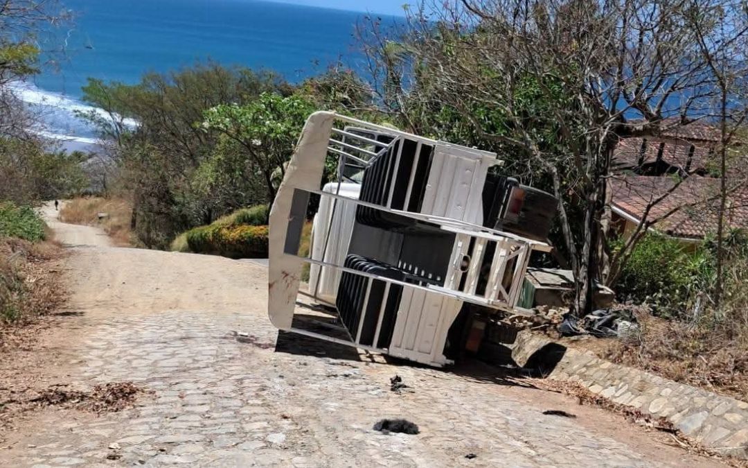 Turista estadounidense muere y más de una docena resultan lesionados en vuelco de camión «safari» en Tola