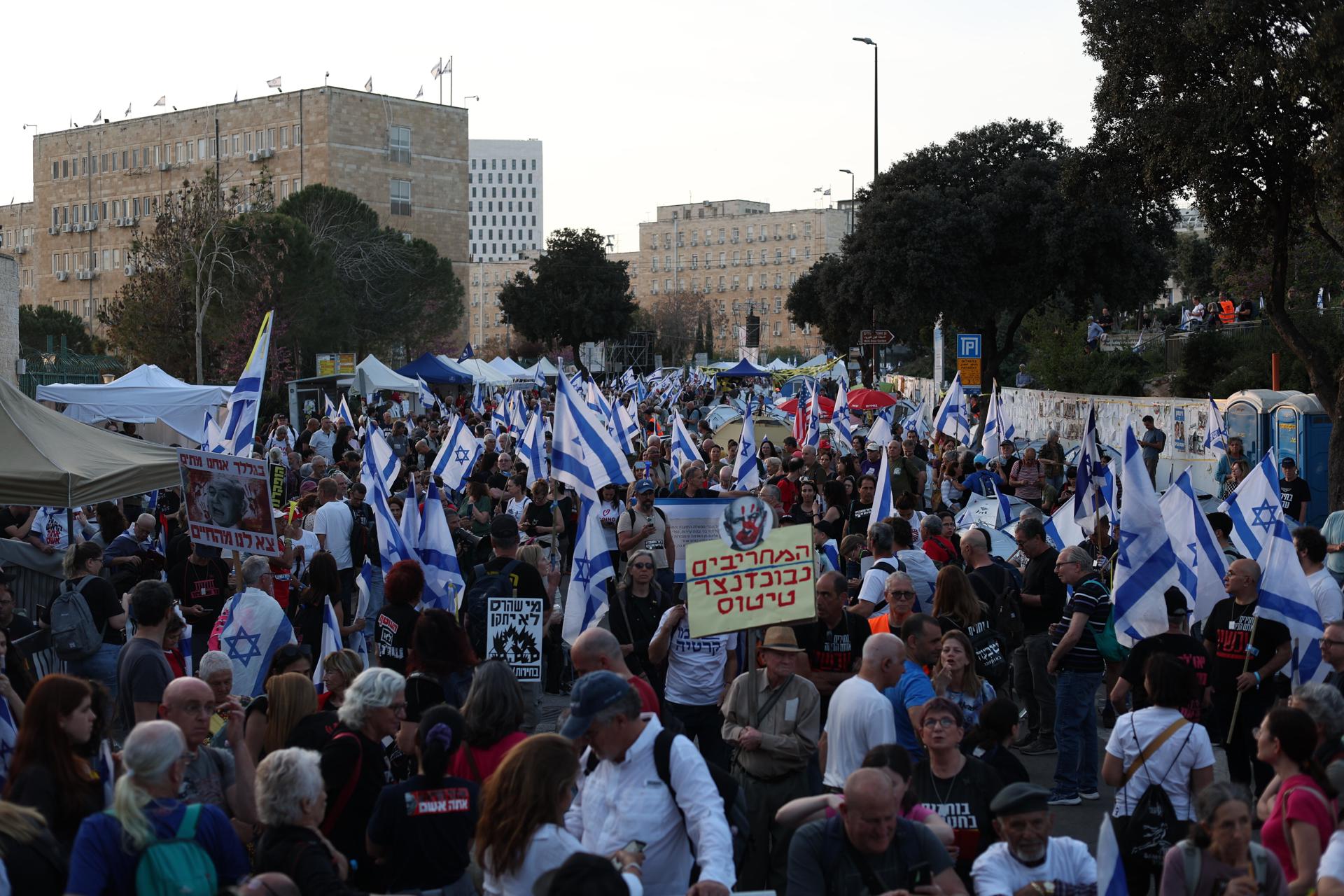 Miles de israelíes piden por segunda noche consecutiva la salida de Netanyahu y elecciones