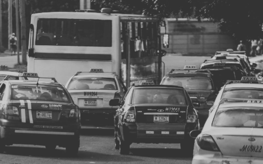 Taxistas al borde: entre aplicaciones, caponeras y olvido