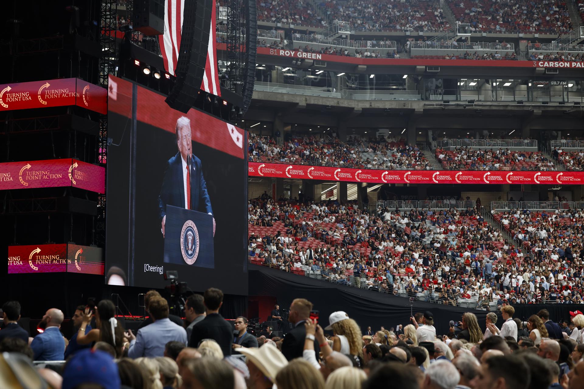 Republicanos convierten a Charlie Kirk en mártir conservador en multitudinaria despedida