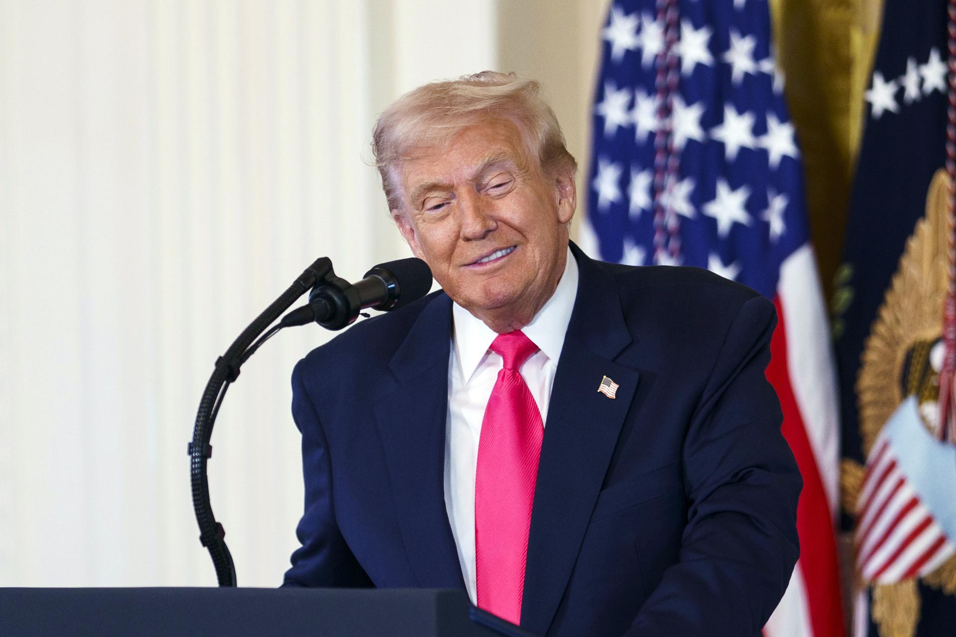 Trump pide a los congresistas republicanos que voten para difundir los archivos de Epstein