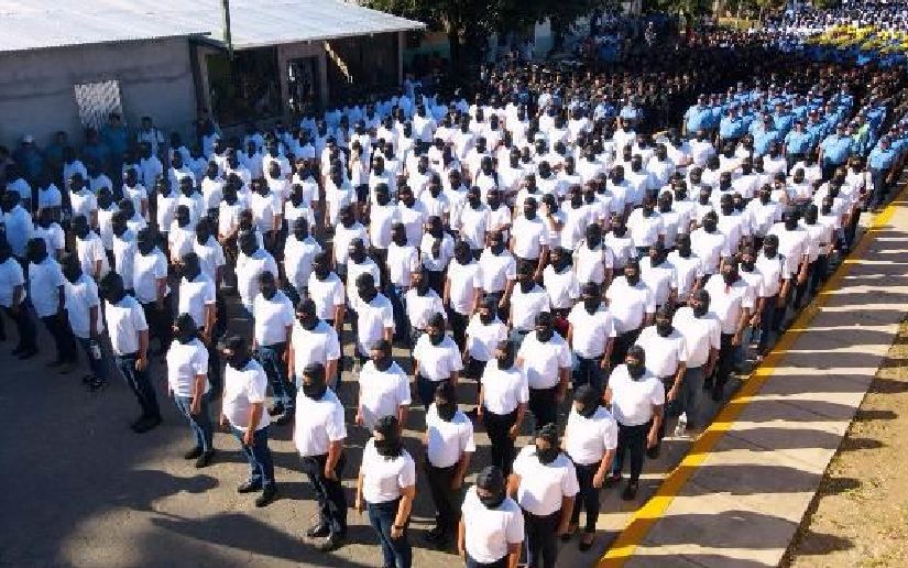 Comienza juramentación masiva de paramilitares encapuchados