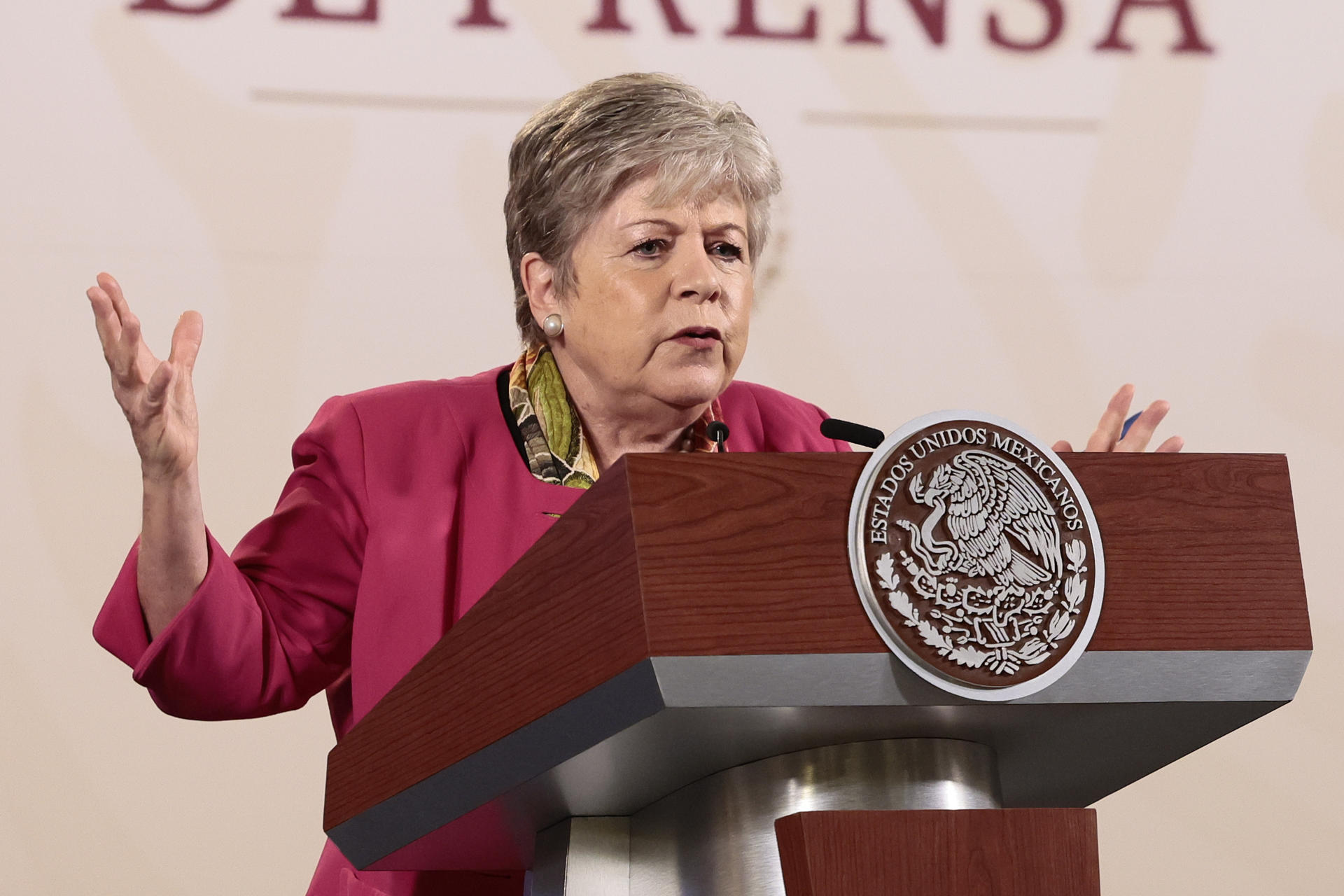México analiza presentar una denuncia penal en Ecuador por el asalto a su Embajada
