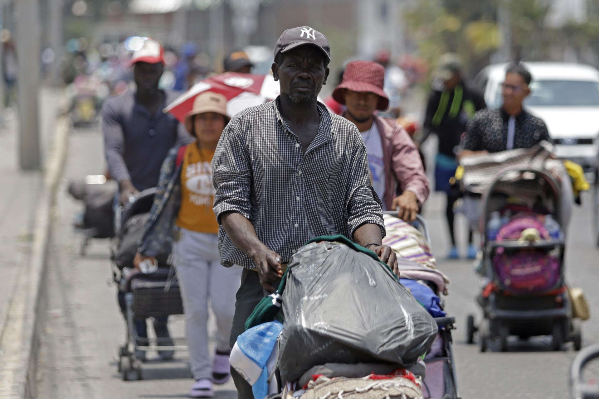 Caravana de medio millar de migrantes llega al centro de México