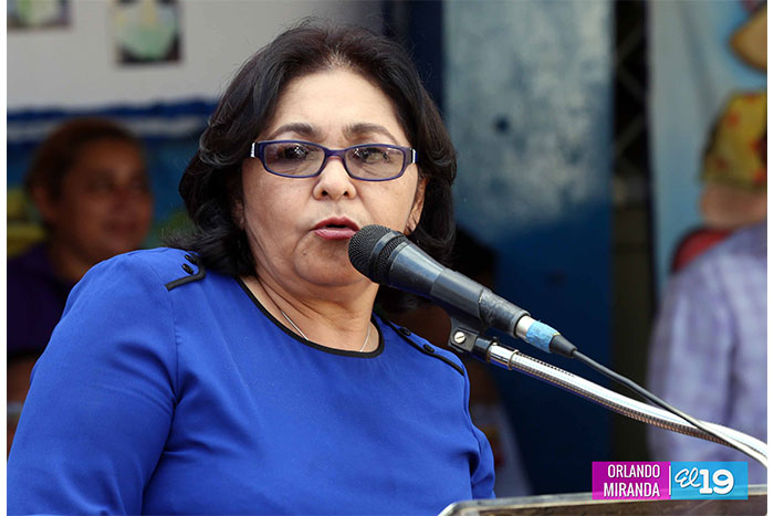 Ministra de Educación reconoce que hay “muchos” docentes con Covid-19, pero se niegan a suspender clases