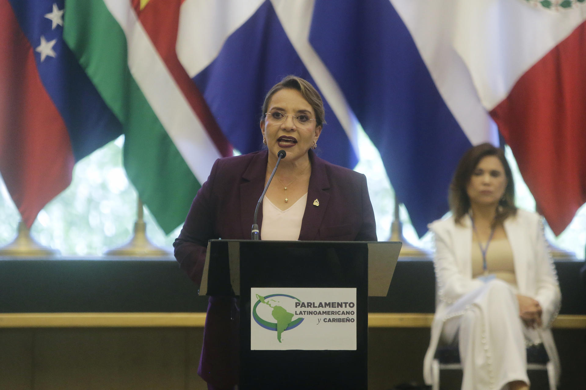 La presidenta hondureña anuncia «programa de emergencia» para apoyar a migrantes deportados