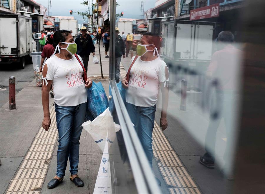 Costa Rica rompe de nuevo el récord de casos diarios y cerrará actividades