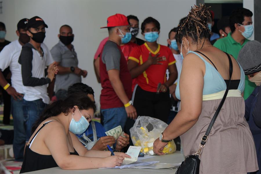 Sale de Panamá el primer grupo de nicaragüenses tras autorización de Managua
