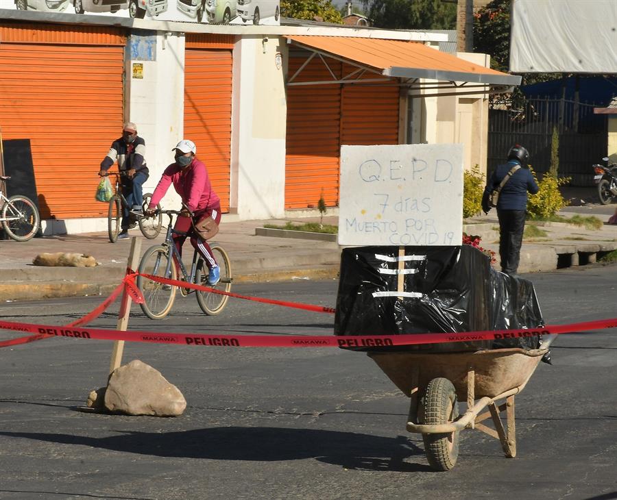 Un ataúd en la calle, el drama en Bolivia por la saturación de un cementerio