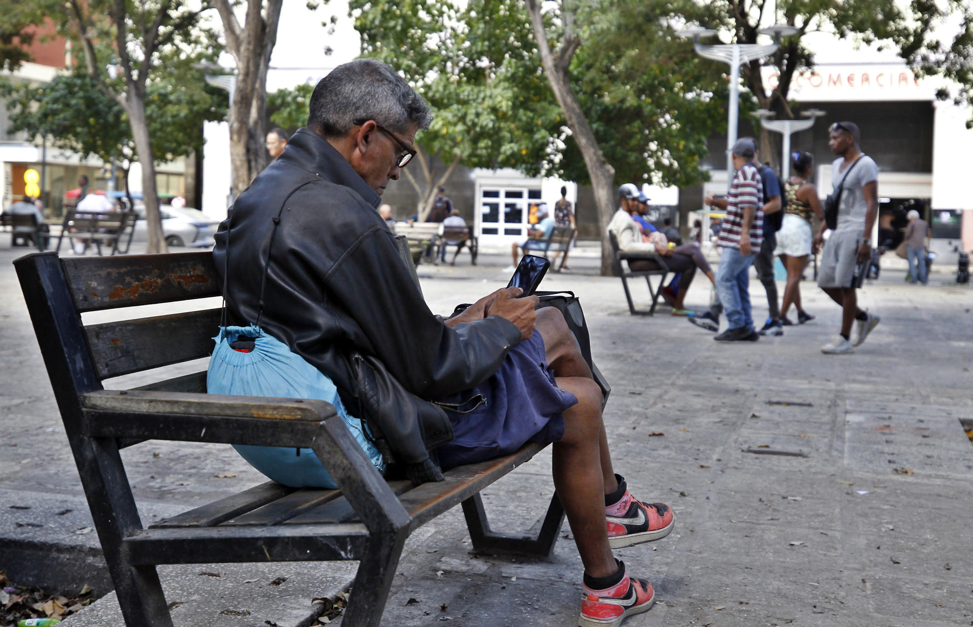 Sin teléfono fijo, móvil o internet: el otro «apagón» de la crisis energética en Cuba