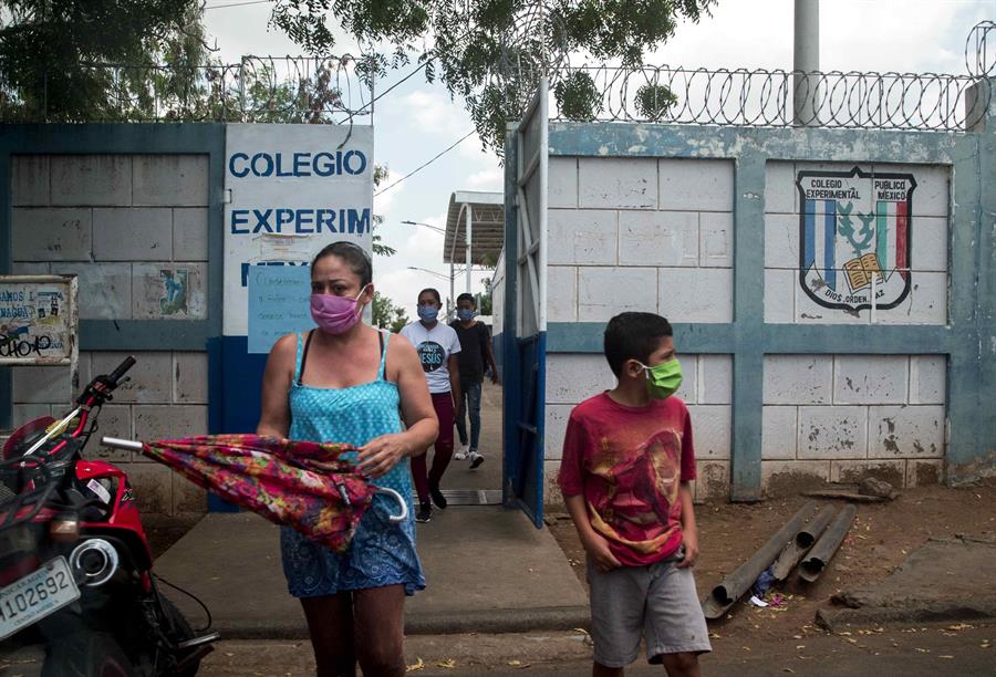 Maestros enviados casa a casa a presionar a los alumnos para que sigan las teleclases