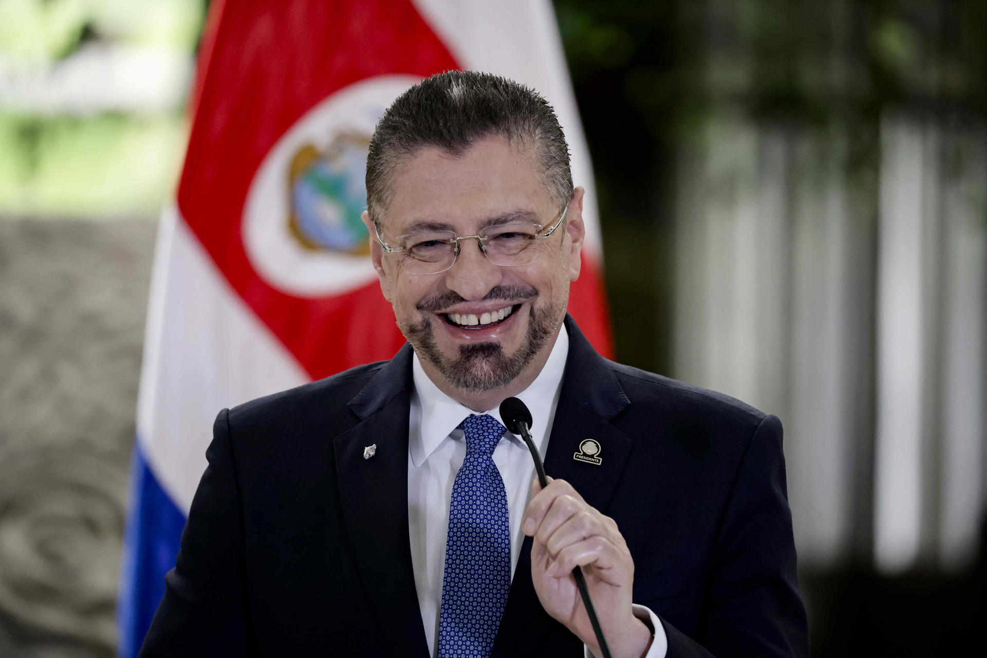 Presidente de Costa Rica critica fallo constitucional que protege la libertad de expresión
