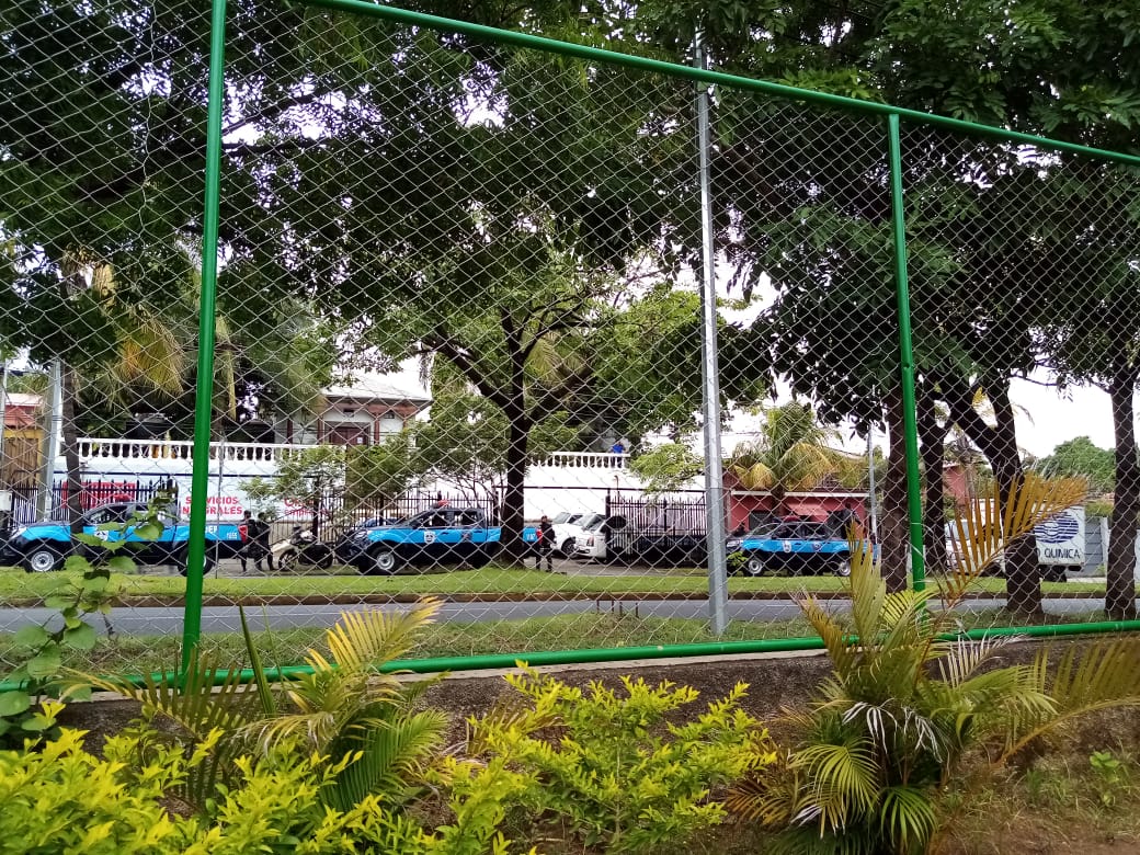 Policía Orteguista rodea a jóvenes que conmemoran masacre estudiantil en la iglesia Divina Misericordia
