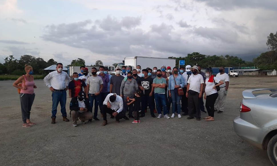 Sayra Laguna y otros 43 nicaragüenses varados en Guatemala esperan una respuesta de Ortega desde una gasolinera