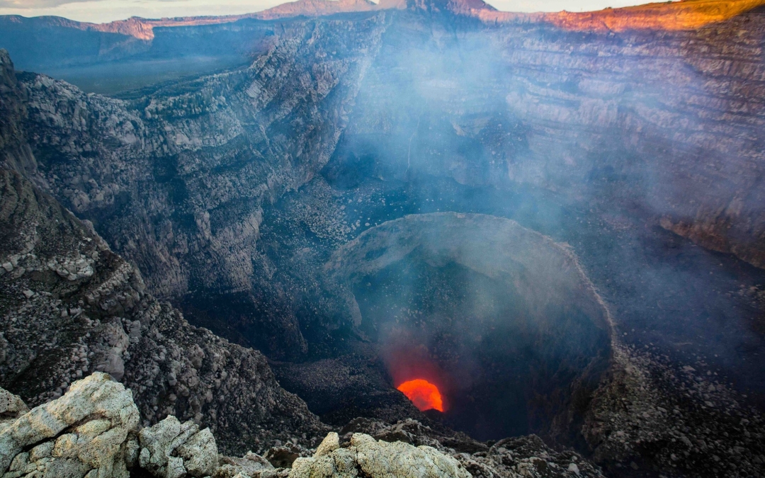 Ineter advierte riesgo de erupción y apertura de nuevo cráter en el volcán Masaya por enjambre sísmico