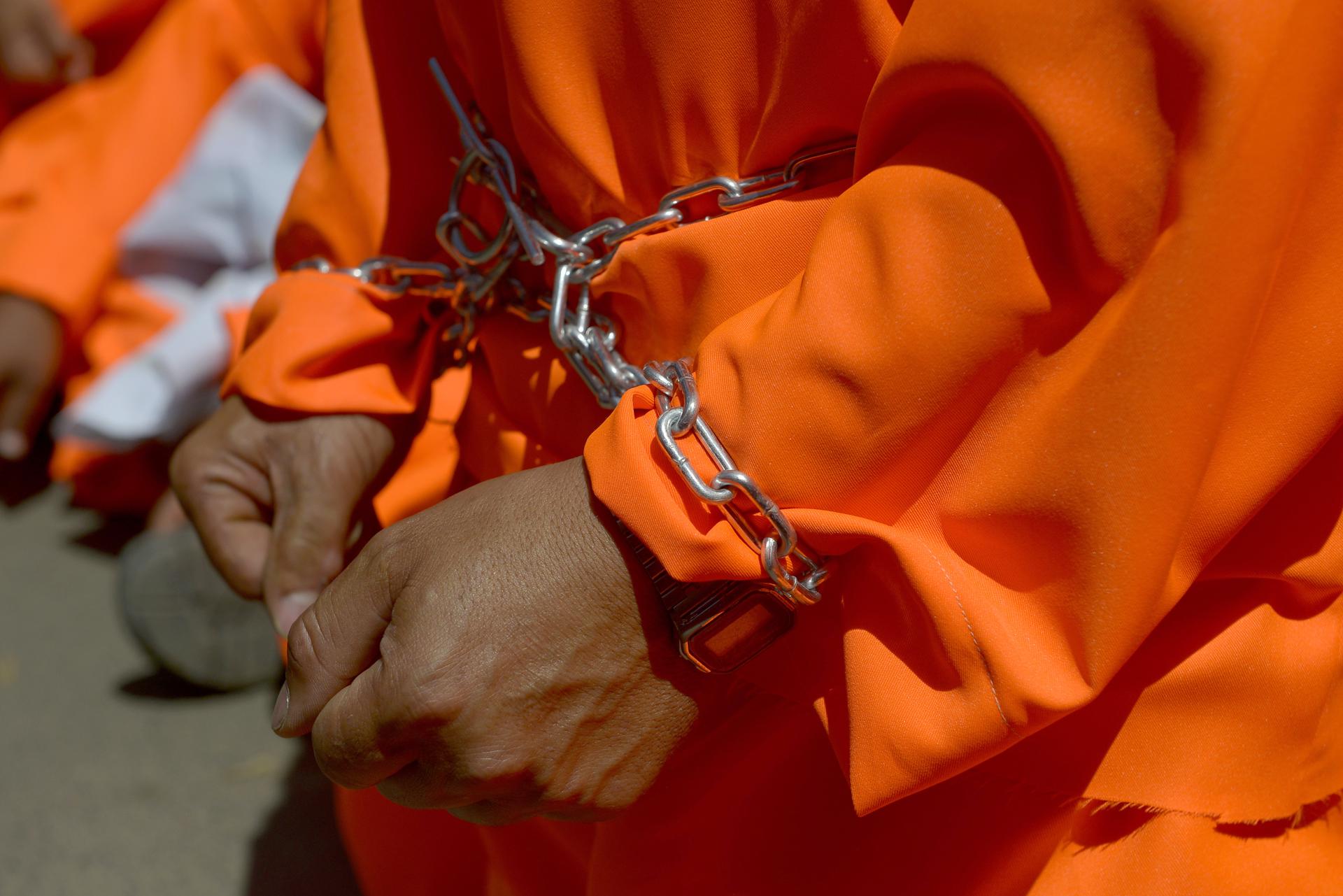 Juez bloquea traslado de tres venezolanos desde Nuevo México a base de Guantánamo