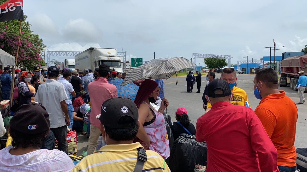 Crisis en Peñas Blancas: más nicas se aglomeran, no hay paso y no les hacen pruebas de Covid-19