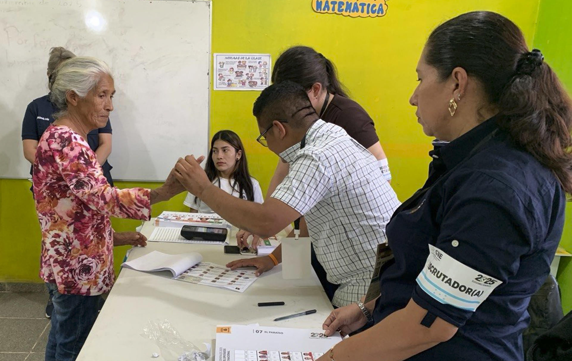 Honduras sigue a la espera de resultados electorales mientras se convocan protestas