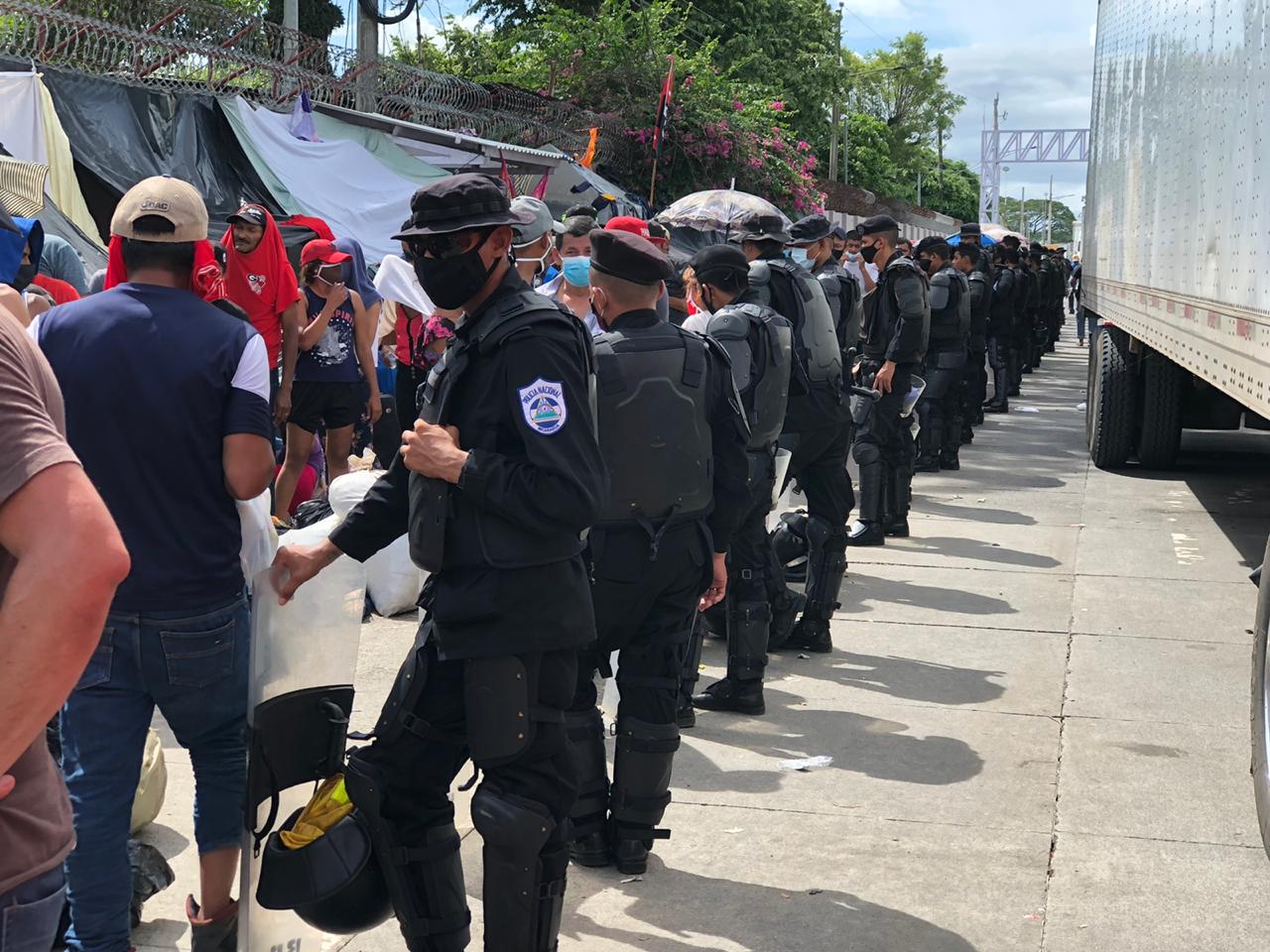Antimotines amenazan a nicaragüenses varados en la frontera
