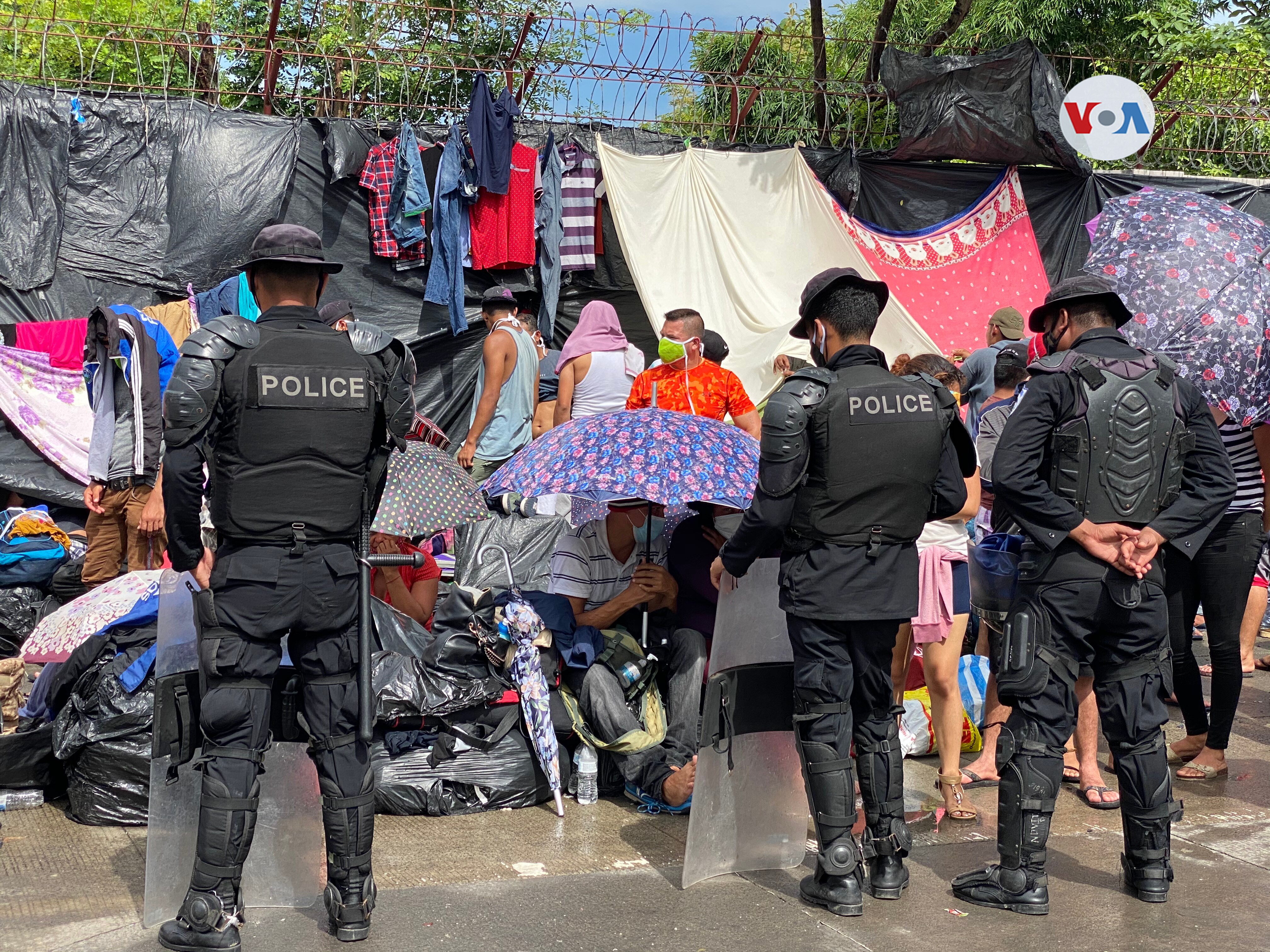 «¿Piensan dejarnos morir?», reclaman varados en Peñas Blancas