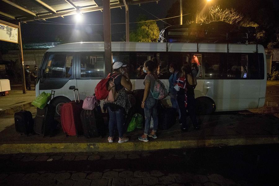 Otro centenar de nicaragüenses sale de Panamá rumbo a Peñas Blancas