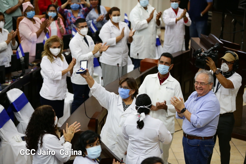 Premian a trabajadores de salud leales a Ortega, mientras el sector denuncia negligencia y represión