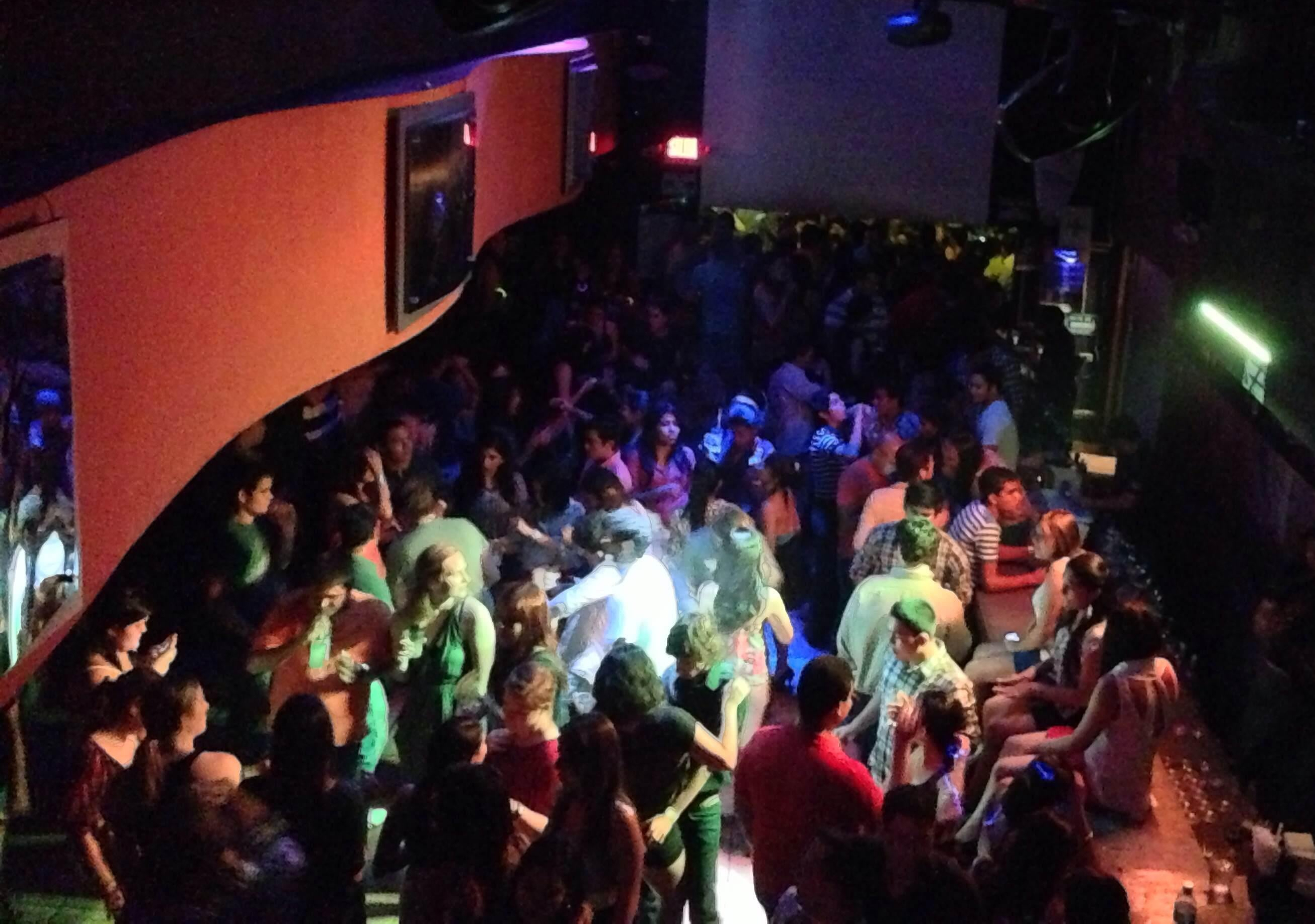 OMS reprende a jóvenes por salir de fiesta y convertirse en propagadores del Covid-19