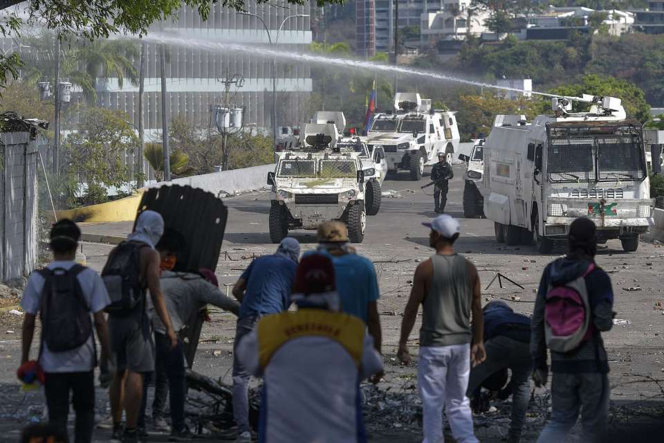Venezuela se vuelca a las calles por segundo día en apoyo a la estrategia del presidente Guaidó para sacar al dictador Maduro