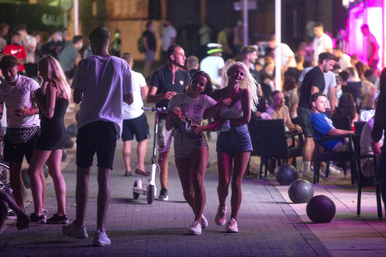 España cierra discotecas y prohíbe fumar en la vía pública ante rebrotes de Covid-19