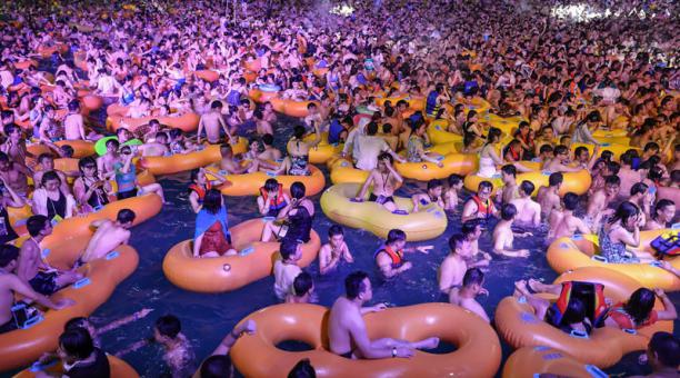 Polémica mega fiesta en Wuhan, la ciudad china donde se originó la pandemia
