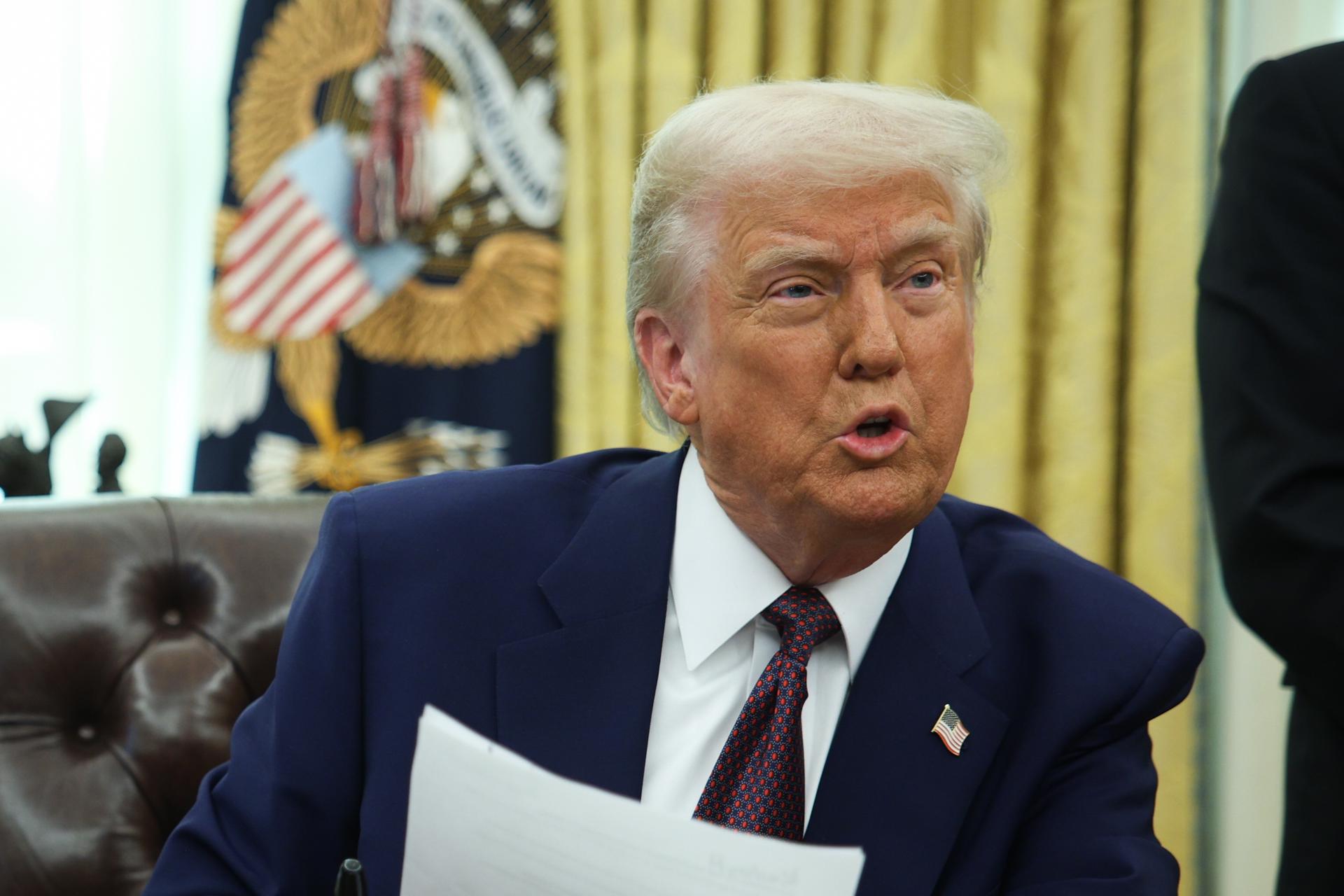 Donald Trump amenaza a los BRICS con aranceles del 100 % si «juegan» con el dólar