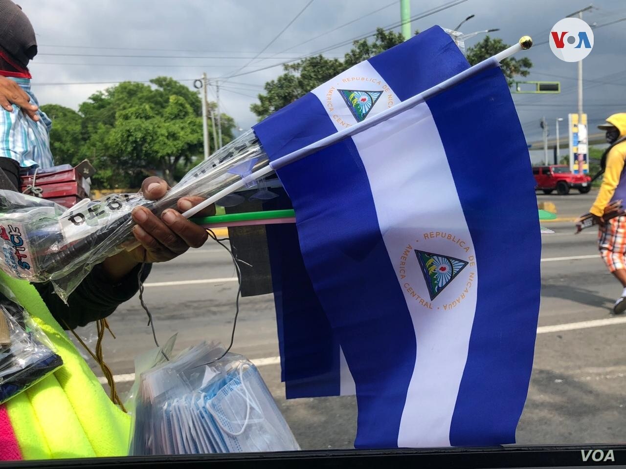 Vendedores temen ofrecer banderas azul y blanco: «No queremos ir a parar al Chipote»