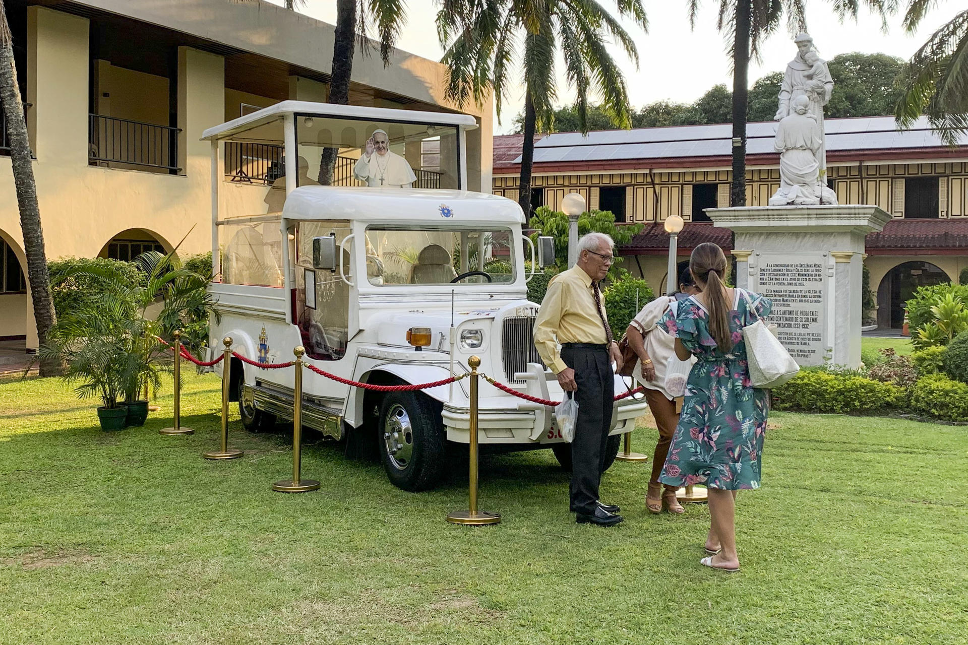 «El jeep del abuelo Kiko»: el papamóvil utilizado por Francisco en Filipinas sale de gira