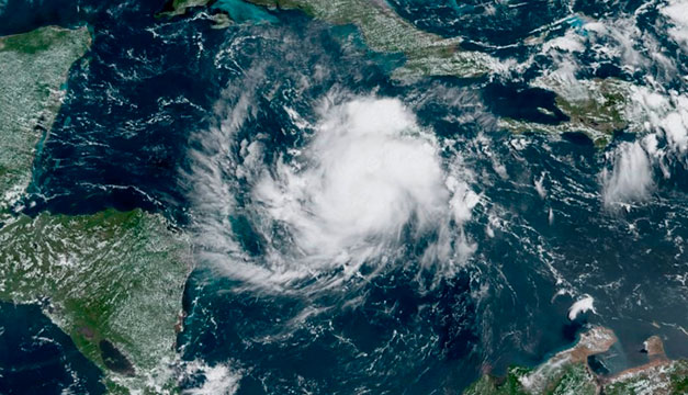 Nana se debilita al tocar tierra en Belice, pero amenaza con fuertes lluvias