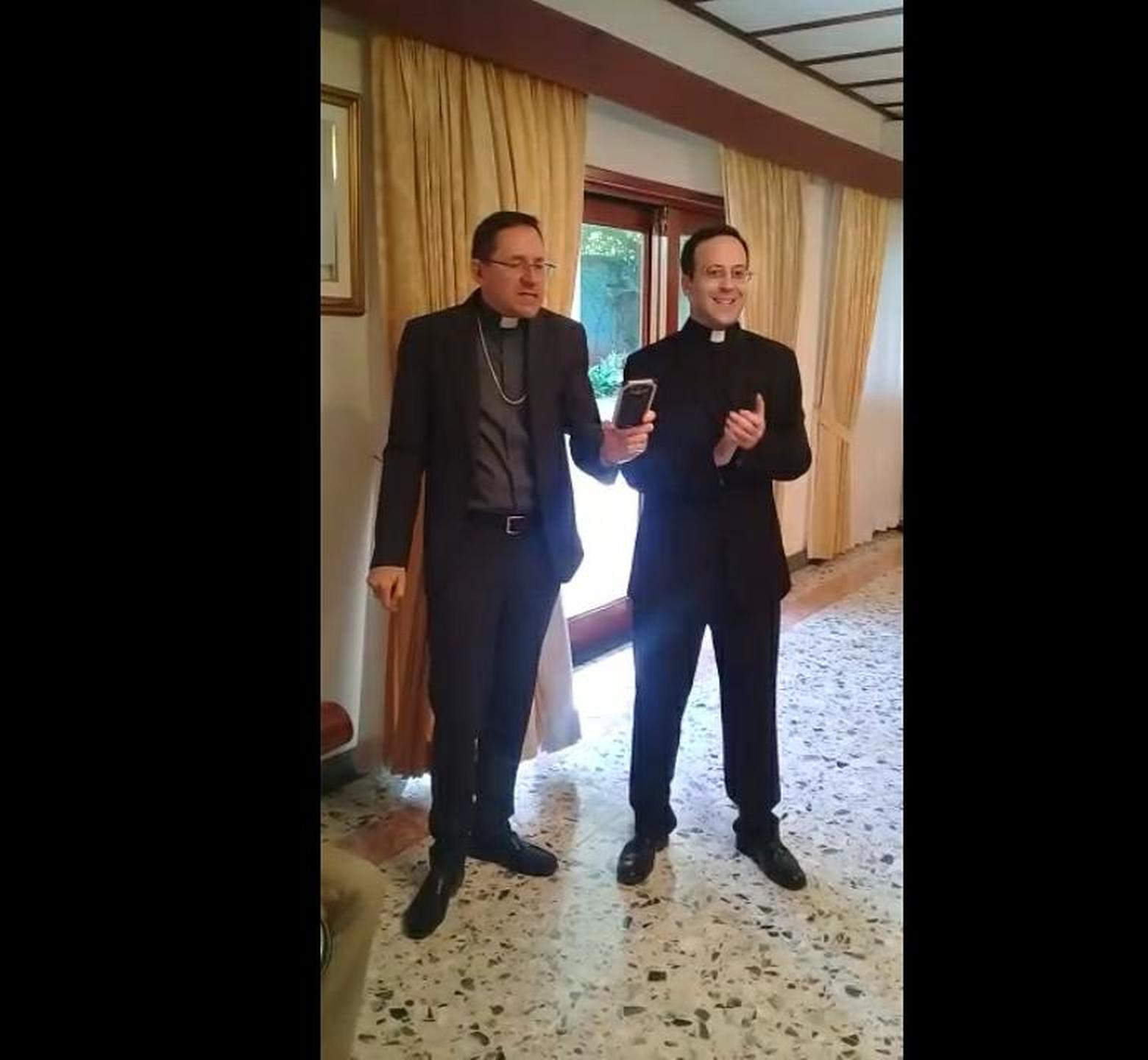 Fiesta pagana en la nunciatura: Waldemar guarda la cruz y goza al ritmo de Guantanamera