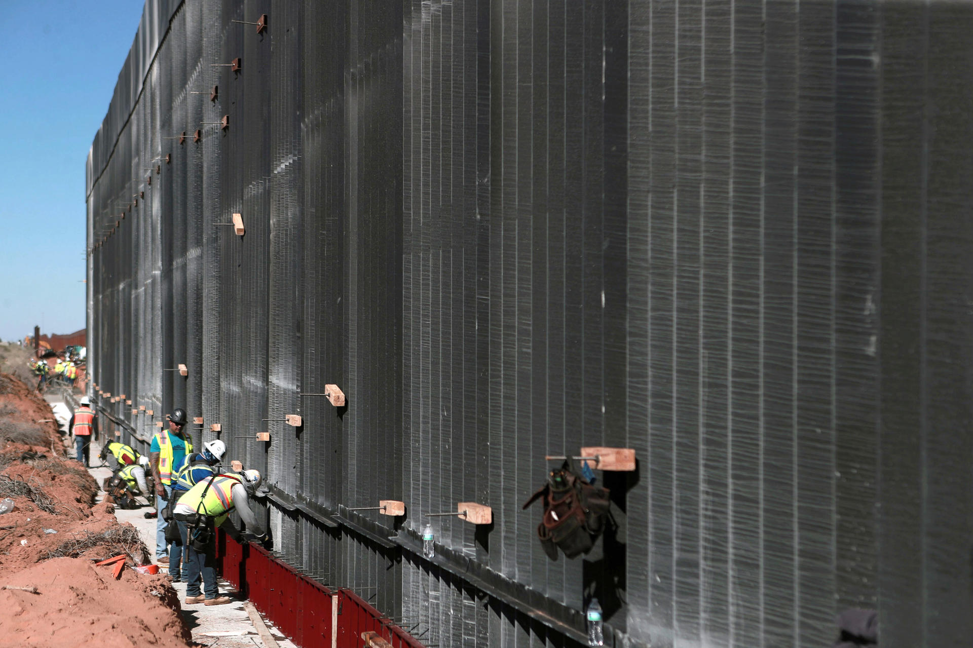 EEUU construye muro negro en la frontera con México que dificulta la escalada de migrantes