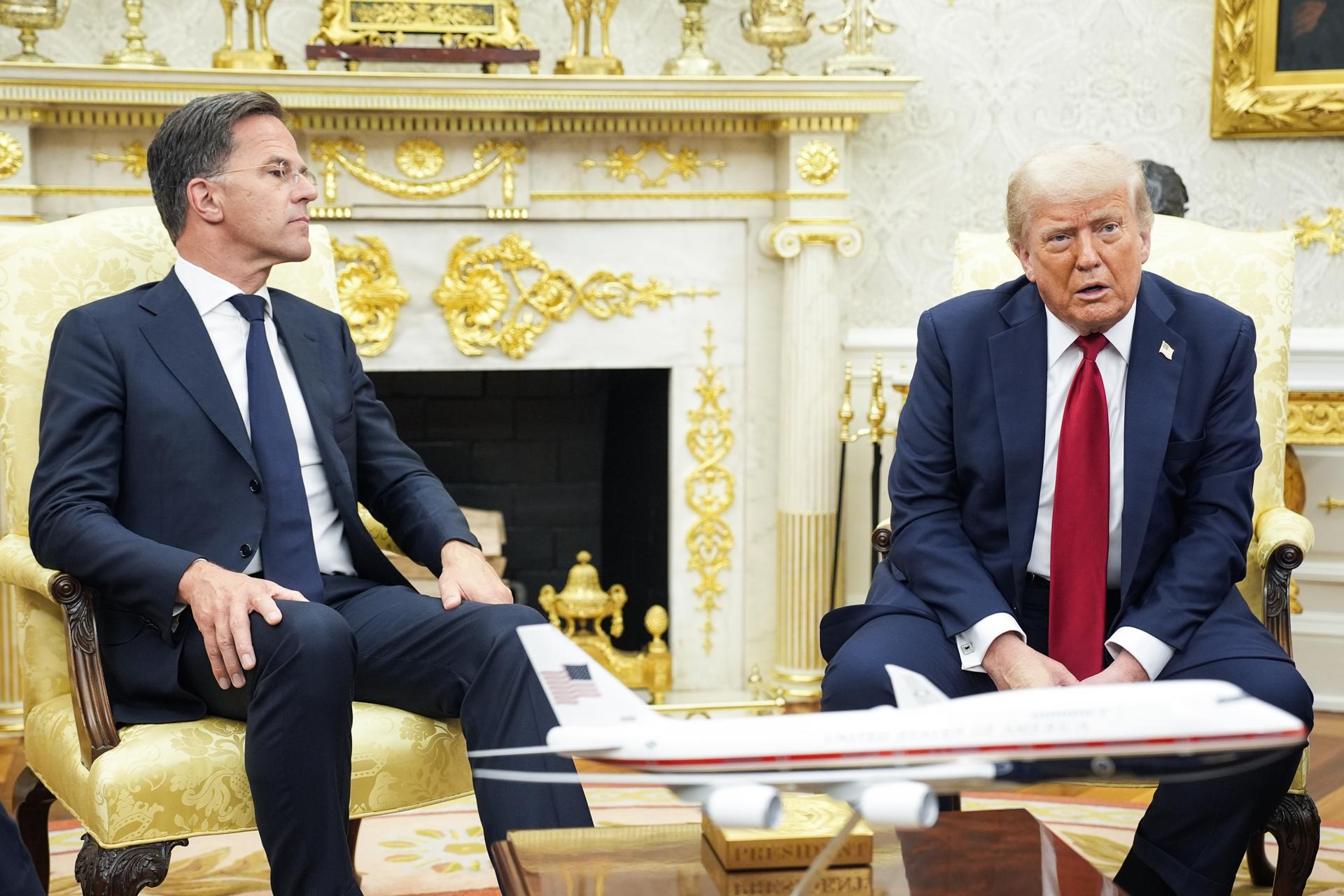 Donald Trump amenaza a Rusia con aranceles del 100 % si no hay acuerdo sobre Ucrania en 50 días