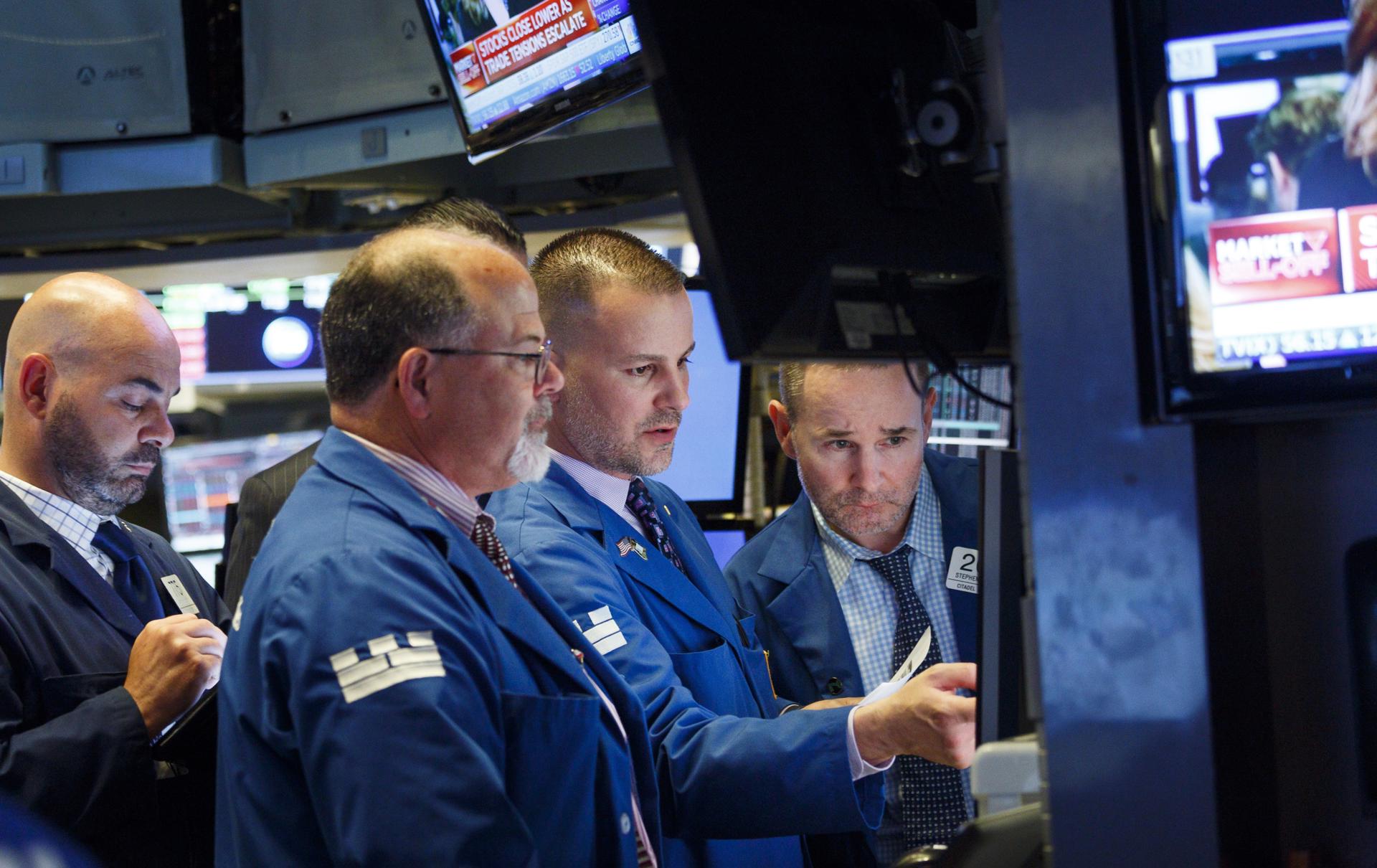 Wall Street abre en rojo horas antes de que se conozcan los aranceles globales de Trump