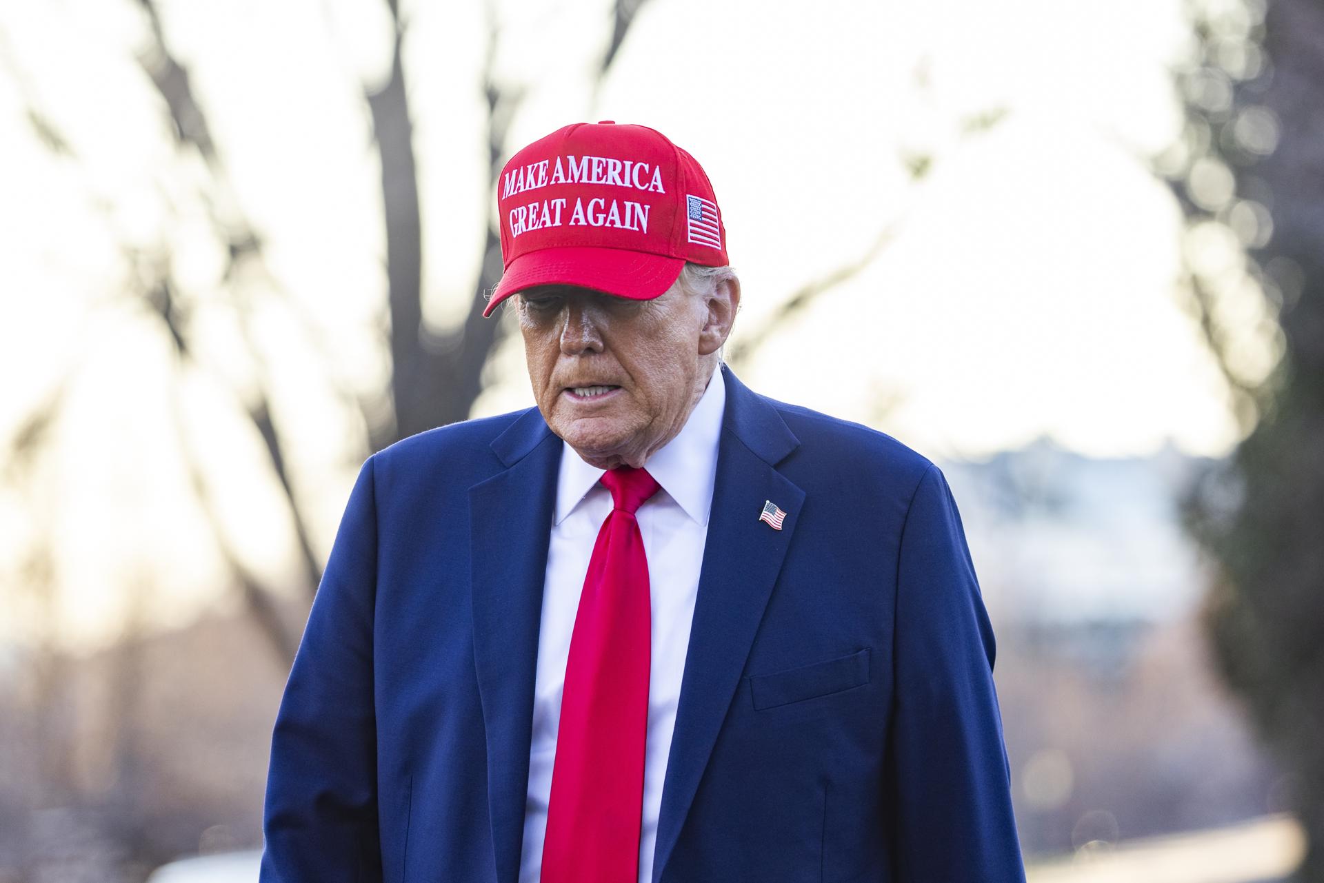 Donald Trump prevé un «periodo de transición» económica en EE.UU. e insiste en los aranceles