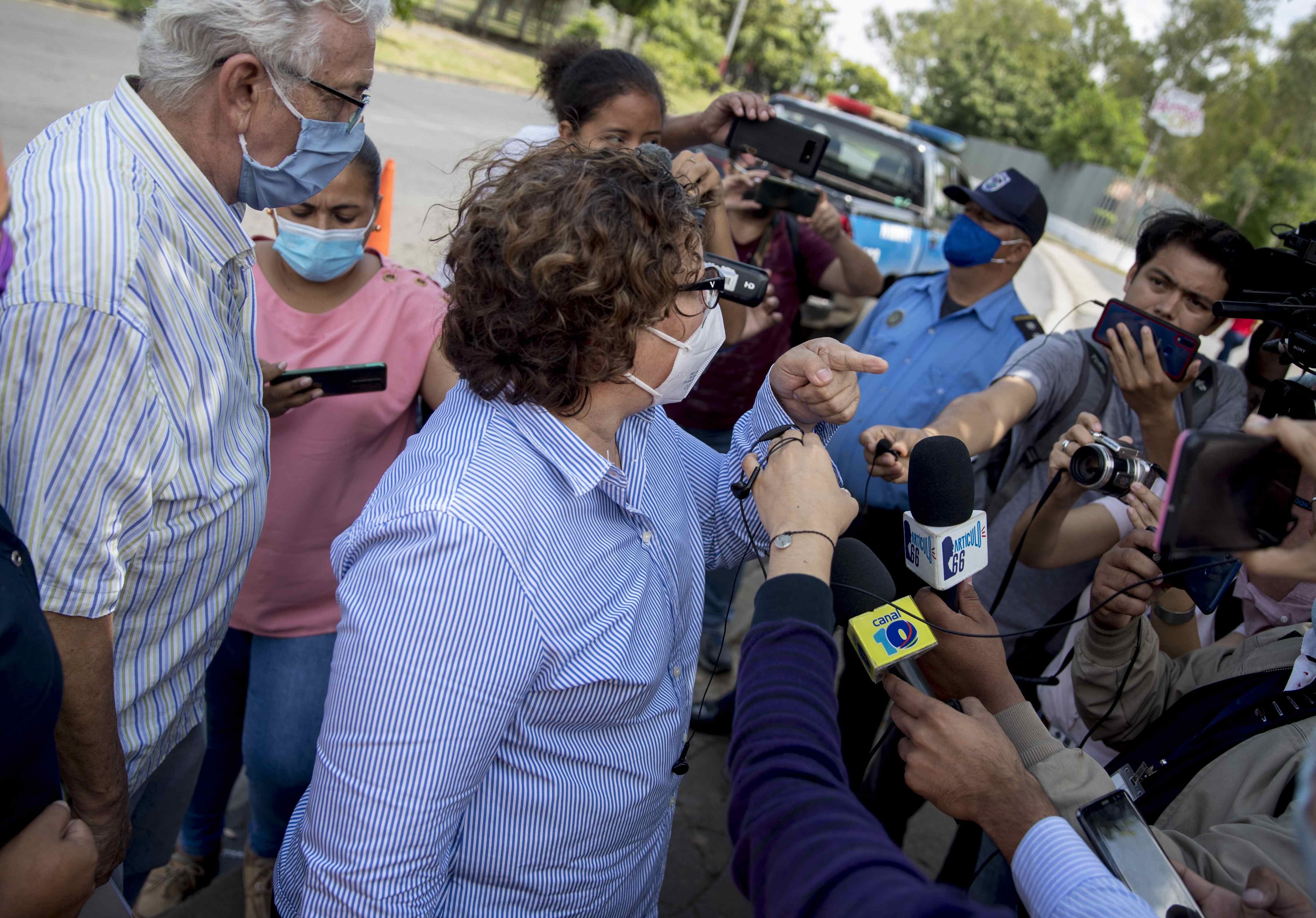 “Aquí no hay miedo, aquí no hay que temblar”, la respuesta de Sandra Ramos al asedio policial
