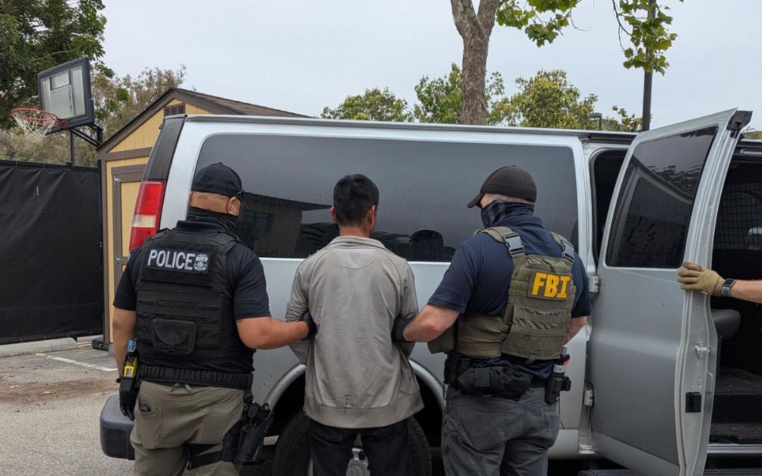 Redadas migratorias llegan al campo californiano con agentes correteando a trabajadores