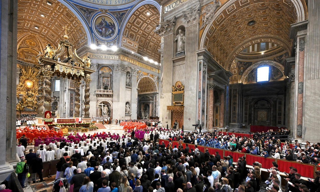 El cardenal decano pide «el papa que la humanidad necesita en este momento tan difícil»