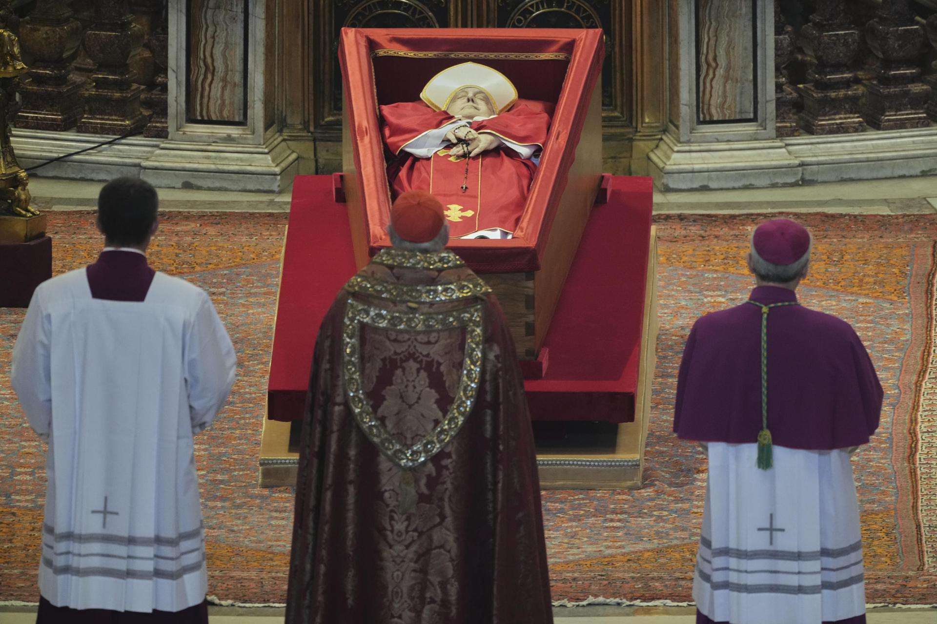 La tumba de Francisco estará en el suelo y en ella se reproducirá su crucifijo pectoral