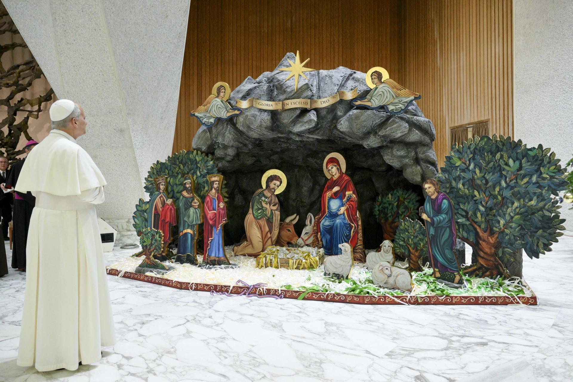 El Vaticano inicia su Navidad con el encendido del árbol y belén en la Plaza de San Pedro