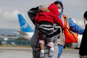 Venezuela recibe a 168 migrantes deportados por el Gobierno de Trump en un avión de EE.UU.