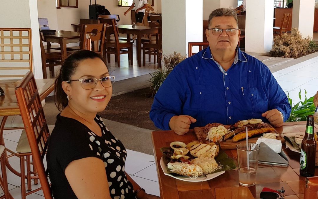 Moisés Absalón Pastora es “bendecido” con otro contrato publicitario y usa a su esposa como testaferra